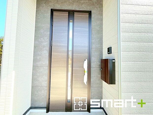 ~デザイン性に優れた玄関~ ・モダンなデザインの玄関ドアを採用する事でお住まいの「顔」の印象が大きく変わります。 ・毎日帰宅した際に嬉しくなる仕様です。