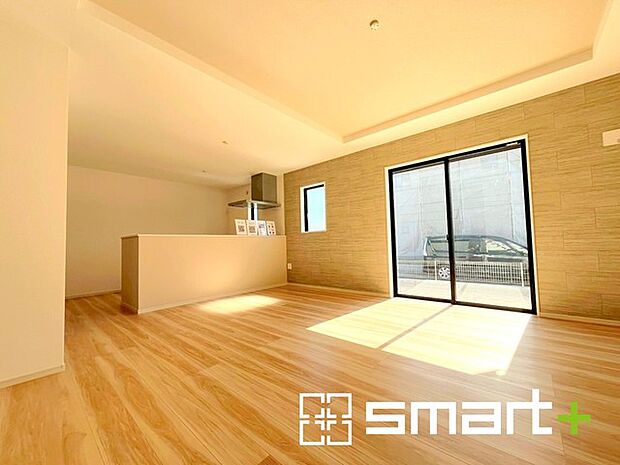 ~穏やかな陽の入るLDK~ ・大きな窓のあるLDKは陽当りも良好で明るい空間となっております。 ・ご家族団らんなど過ごす時間の多いLDKが明るいのは嬉しいポイントですね。