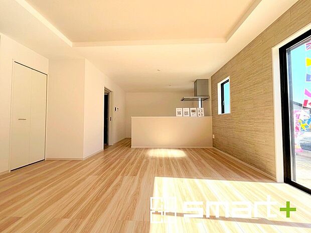 ~日当り良好のLDK~ ・穏やかな陽だまりに包まれる居心地の良いLDKは、ご家族が自然と集まる憩いのスペースに。 ・柔らかみのあるナチュラルカラーで、家具やカーテンの色も選びやすいです。