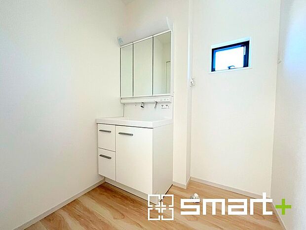 ~明るい洗面スペース~ ・窓から明るい陽が入り、気持ちよく朝の支度ができますね。 ・使い勝手の良い三面鏡タイプのシャワー付き洗面化粧台。鏡の裏に収納があるので洗面台周りもスッキリ。