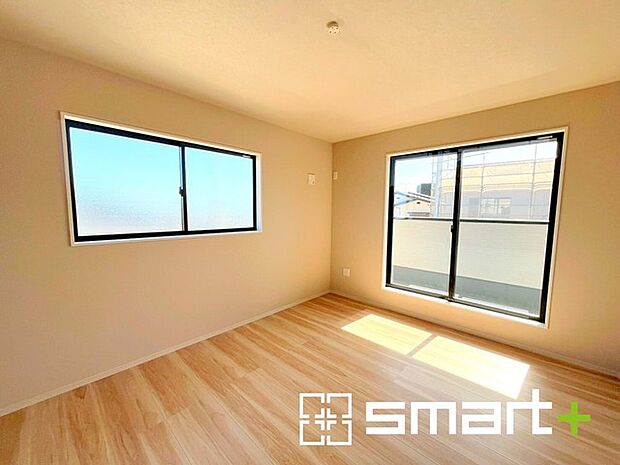 ~バルコニーに面した洋室~ ・バルコニー側の大きな窓から穏やかな陽が差し込む明るい洋室はウォークインクローゼット付。 ・ゆとりある広さでご夫婦やご兄弟でもゆったりお過ごしいただけます。