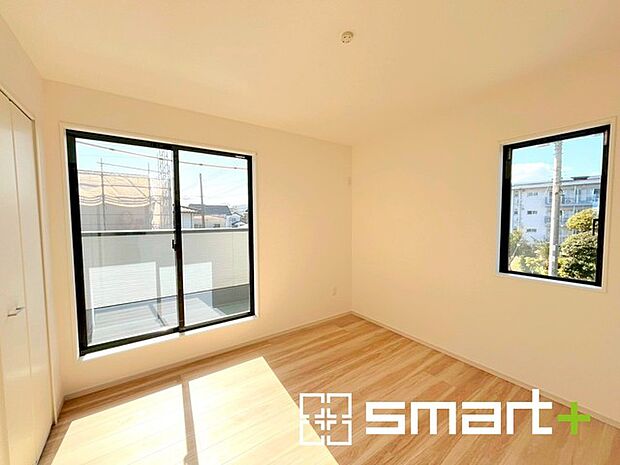 ~バルコニーに面した洋室~ ・バルコニー側の大きな窓からたっぷりの日差しが舞い込み、お部屋全体を優しく包み込んでくれます。 ・たっぷりの収納スペース付きで住空間もスッキリ。