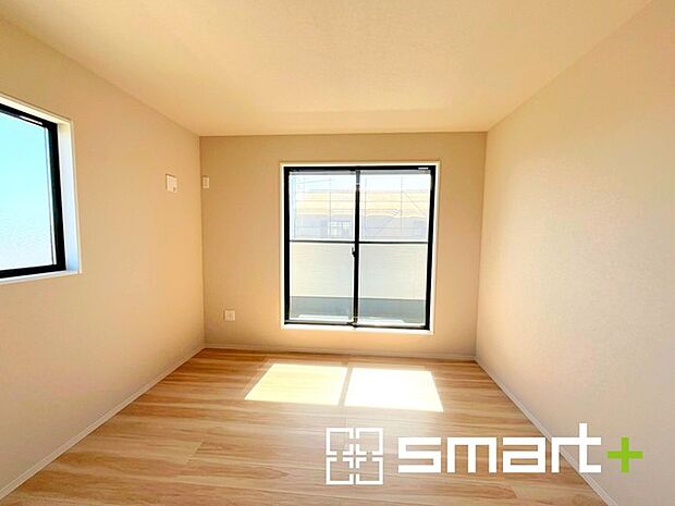 ~2面採光の明るいお部屋~ ・洋室は2面採光とする事で穏やかな陽の入る明るい空間となっております。 ・くつろぎのプライベート時間を明るい空間で穏やかにお過ごしいただけます。