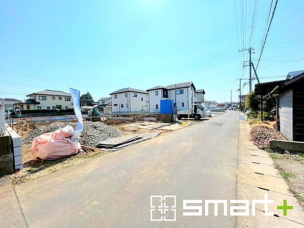 ～十分な広さのある前面道路～ ・前面道路は約4ｍございますので、お車でのすれ違いも可能で余計なストレスがかかりません。 ・日々お車での移動が多い方には大切なポイントですね。 