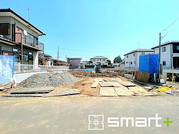 ～閑静な住宅街の立地～ ・周辺は閑静な住宅街となっておりますので、静かな暮らしをご実現いただけます。 ・前面道路の交通量も多くないので、小さなお子様がいるご家庭でもご安心ですね。 