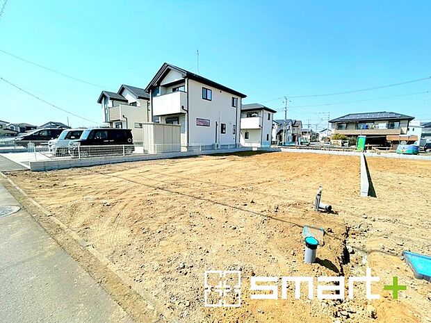 ～閑静な住宅街の立地～ ・周辺は閑静な住宅街となっておりますので、静かな暮らしをご実現いただけます。 ・前面道路の交通量も多くないので、小さなお子様がいるご家庭でもご安心ですね。 