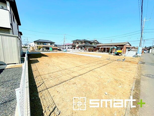 ~ベタ基礎でしっかりとした土台~ ・コンクリートの中に鉄筋を配し強度を高めた「ベタ基礎」を採用。 ・しっかりとした土台を造ったうえで、その上に建物が築造されていきます。