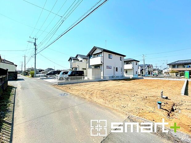 ～十分な広さのある前面道路～ ・前面道路は約4ｍございますので、お車でのすれ違いも可能で余計なストレスがかかりません。 ・日々お車での移動が多い方には大切なポイントですね。 