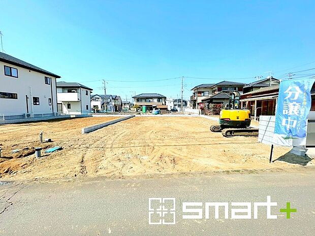 ~十分な広さのある前面道路~ ・前面道路は約4mございますので、お車でのすれ違いも可能で余計なストレスがかかりません。 ・日々お車での移動が多い方には大切なポイントですね。