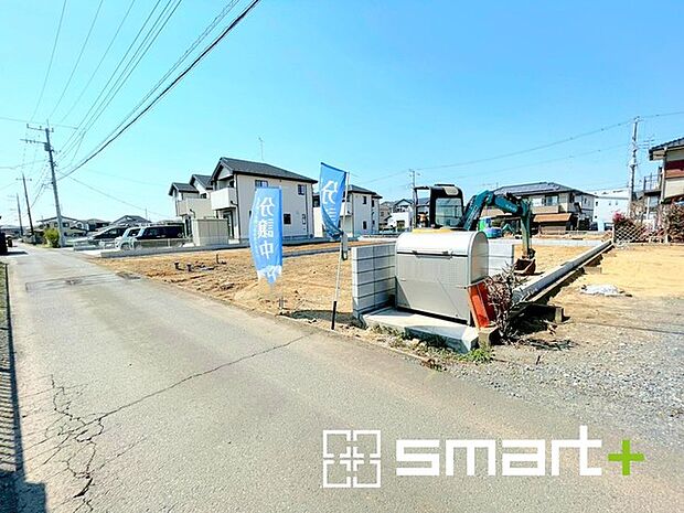 ~閑静な住宅街の立地~ ・周辺は閑静な住宅街となっておりますので、静かな暮らしをご実現いただけます。 ・前面道路の交通量も多くないので、小さなお子様がいるご家庭でもご安心ですね。