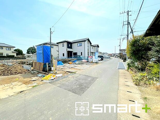 ～閑静な住宅街の立地～ ・周辺は閑静な住宅街となっておりますので、静かな暮らしをご実現いただけます。 ・前面道路の交通量も多くないので、小さなお子様がいるご家庭でもご安心ですね。 