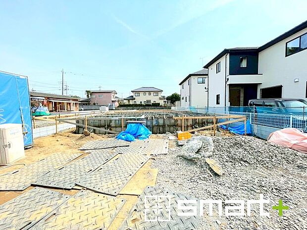 ~ベタ基礎でしっかりとした土台~ ・コンクリートの中に鉄筋を配し強度を高めた「ベタ基礎」を採用。 ・しっかりとした土台を造ったうえで、その上に建物が築造されていきます。