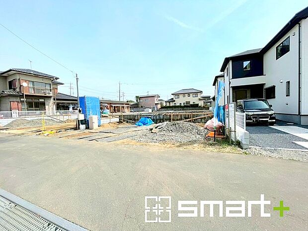 ~十分な広さのある前面道路~ ・前面道路は約4mございますので、お車でのすれ違いも可能で余計なストレスがかかりません。 ・日々お車での移動が多い方には大切なポイントですね。