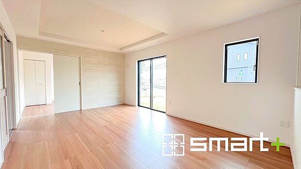 ~家族団らんにピッタリの広々リビング~ ・自然の光が降り注ぐ明るいLDKは家族団らんにピッタリ。 ・隣接の洋室を続き間として利用すれば21帖超の広々空間になります。