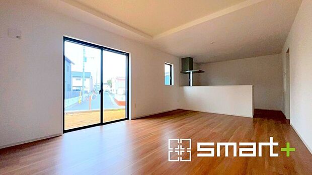 ~窓からはたっぷりの陽光~ ・穏やかな陽だまりに包まれる居心地の良いLDKは、ご家族が自然と集まる憩いのスペースに。 ・家事をしながらご家族との会話が楽しめる人気のカウンターキッチンも魅力。