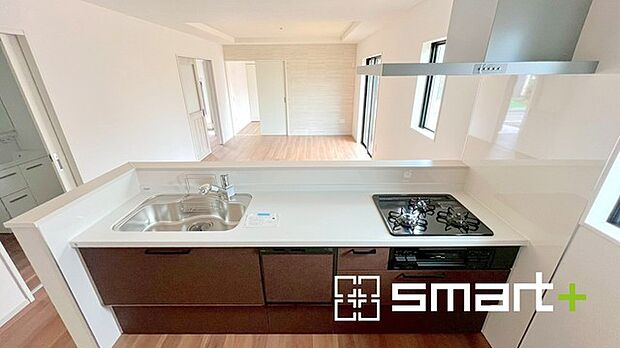 ~食器洗浄機を標準装備~ ・キッチンにはビルトインタイプの食器洗浄機を標準装備。 ・家事にかける時間を削減でき、「自分時間」を増やすことができる嬉しいアイテムです。