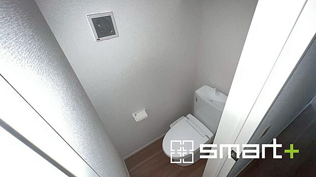 ~やはり便利なタンク式トイレ~ ・最近はタンクレストイレもございますが、タンク式の場合は停電時もお水を流すことが可能。 ・故障時なども比較的費用が安くなるなど、メリットが多くなります。