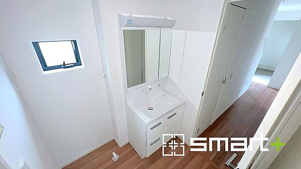 ~明るい洗面スペース~ ・窓から明るい陽が入り、気持ちよく朝の支度ができますね。 ・使い勝手の良い三面鏡タイプのシャワー付き洗面化粧台。鏡の裏に収納があるので洗面台周りもスッキリ。