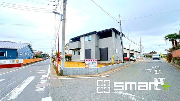 ~開放感ある角地のお住まい~ ・2方向が空く事で開放感のある角地に位置しております。 ・窮屈な感じが無く、ゆったりと暮らせるこの魅力をぜひ現地でご体感くださいませ。