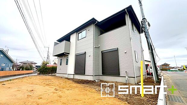 ~お庭もある余裕の敷地~ ・広々した敷地にはお庭もご用意。お庭があるだけで余裕を感じますね。 ・防草シートや人工芝の敷設などのオプションもお気軽にご相談くださいませ。