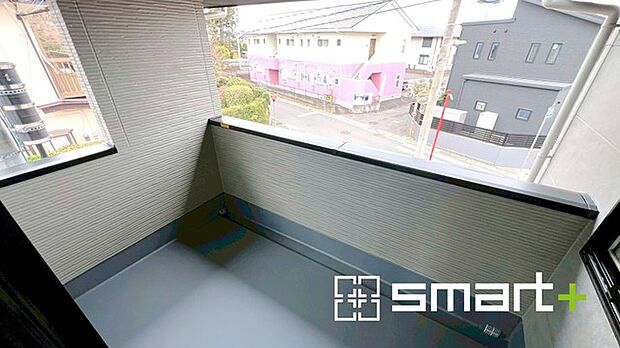 ~屋根付きのバルコニー~ ・バルコニーは屋根付きなので急な雨でも安心です。 ・奥行きもあるので洗濯物が干しやすいのも嬉しいポイントですね。