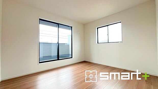 ~バルコニーに面した洋室~ ・バルコニー側の大きな窓から穏やかな陽が差し込む明るい洋室はウォークインクローゼット付。 ・ゆとりある広さでご夫婦やご兄弟でもゆったりお過ごしいただけます。