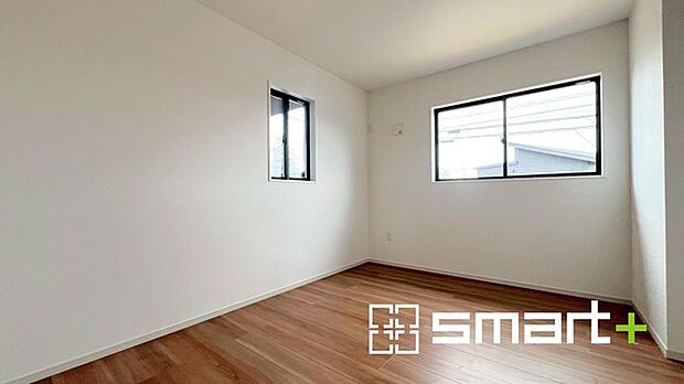 ~2面採光の明るいお部屋~ ・洋室は2面採光とする事で穏やかな陽の入る明るい空間となっております。 ・くつろぎのプライベート時間を明るい空間で穏やかにお過ごしいただけます。