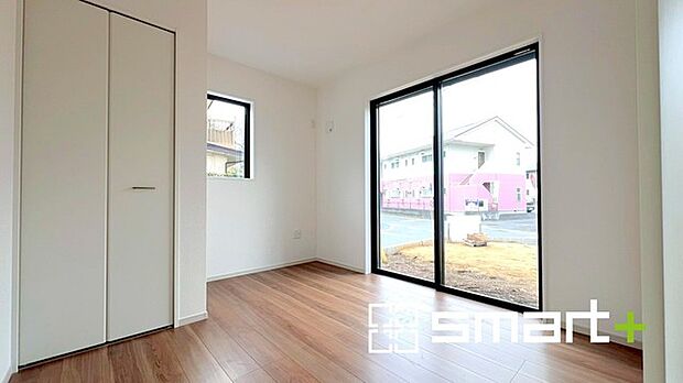 ~リビング横の洋室~ ・リビング横には開放感をプラスしてくれる洋室。収納スペース付きで寝室にもお使いいただけます。 ・お子様のプレイルームやお昼寝、趣味のお部屋など、用途様々ですね。