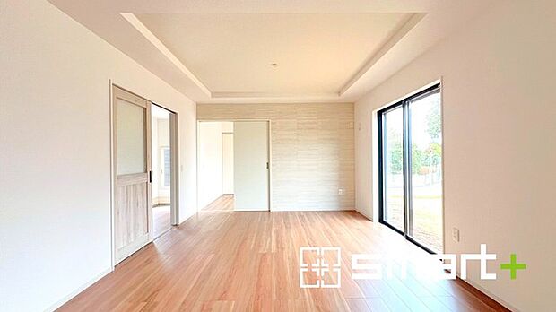 ~穏やかな陽の入るLDK~ ・大きな窓のあるLDKは陽当りも良好で明るい空間となっております。 ・ご家族団らんなど過ごす時間の多いLDKが明るいのは嬉しいポイントですね。