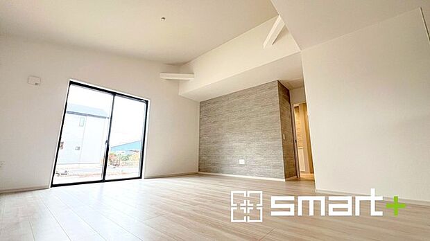 ～穏やかな陽の入るＬＤＫ～ ・大きな窓のあるＬＤＫは陽当りも良好で明るい空間となっております。 ・ご家族団らんなど過ごす時間の多いＬＤＫが明るいのは嬉しいポイントですね。 