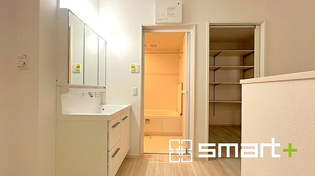 ~余裕のある広さの洗面スペース~ ・洗面スペースを大きめに取る事でリネン置場などにも困らず、洗濯なども楽々行っていただけます。 ・洗面が広い物件は意外と少ないので、ぜひご覧くださいませ。