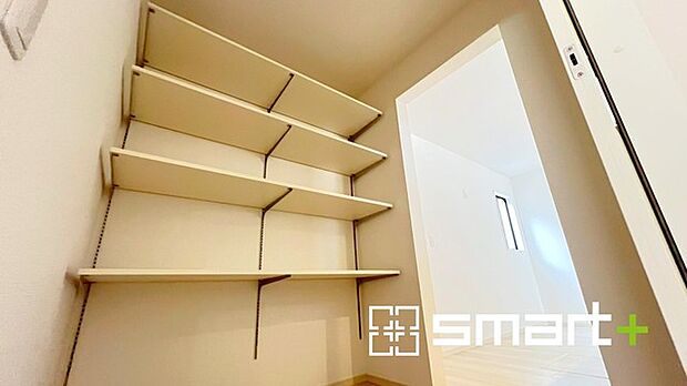 ～あると嬉しいパントリー～ ・キッチン横にはパントリー付。便利な可動棚付きで食材や台所用品のストックもたくさん出来ます。 ・散らかりがちなキッチン周りがスッキリ片付いて毎日の家事も快適。 