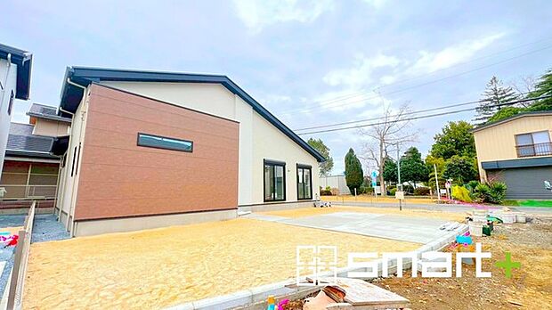 ～広々したお庭のある邸宅～ ・余裕の敷地には広いお庭もご用意。 ・ガーデニングや安らぎの空間として、倉庫を置いたりと様々な活用が可能です。 ・人工芝の敷設などもお気軽にご相談くださいませ。 