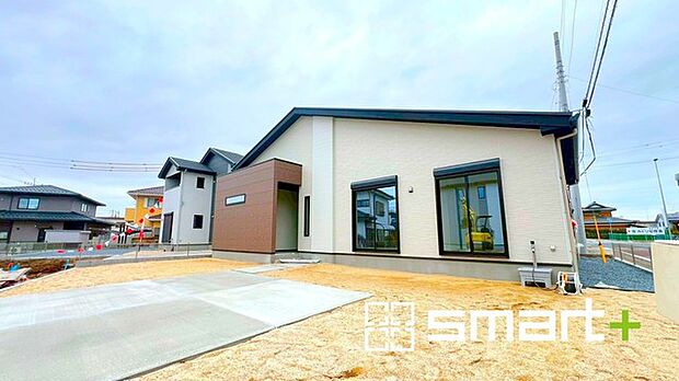 ～ゆとりあるカースペース～ ・セカンドカーや来客時にも困らないカースペース2台分は並列駐車可能でお車の出し入れもラクラク。 ・カーポートなどのオプションもお気軽にご相談くださいませ。