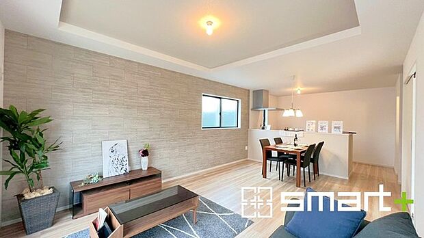 ~折り上げ天井のあるLDK~ ・一部天井を高くする折り上げ天井を配する事で縦への空間が生まれ、開放感のある広々とした仕様に。 ・ぜひ現地でその魅力をご体感くださいませ。