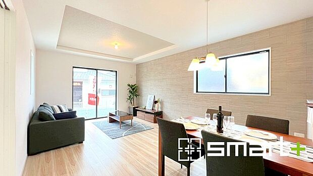 ~穏やかな陽の入るLDK~ ・大きな窓のあるLDKは陽当りも良好で明るい空間となっております。 ・ご家族団らんなど過ごす時間の多いLDKが明るいのは嬉しいポイントですね。