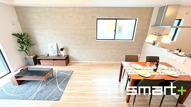 ~窓からはたっぷりの陽光~ ・穏やかな陽だまりに包まれる居心地の良いLDKは、ご家族が自然と集まる憩いのスペース。 ・家事をしながらご家族との会話が楽しめる人気のカウンターキッチンも魅力。