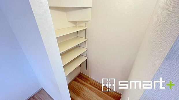 ~パントリーのあるお住まい~ ・キッチン横にパントリー(食糧庫)をご用意。買い溜めした食材などはもちろん、ティッシュなどの置場としてもご利用いただけます。 ・ぜひ現地でご確認くださいませ。