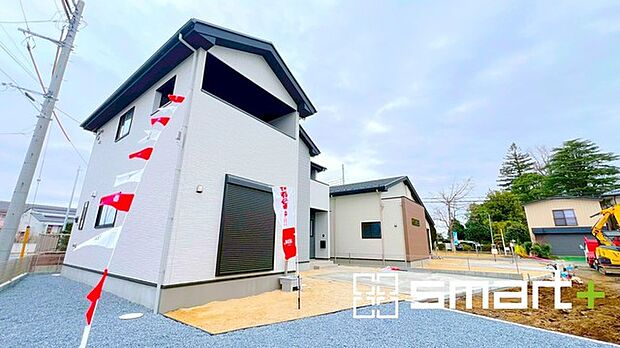 ~お庭もある余裕の敷地~ ・広々した敷地にはお庭もご用意。お庭があるだけで余裕を感じますね。 ・防草シートや人工芝の敷設などのオプションもお気軽にご相談くださいませ。