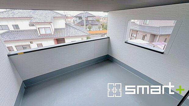 ~屋根付きのバルコニー~ ・バルコニーは屋根付きなので急な雨でも安心です。 ・奥行きもあるので洗濯物が干しやすいのも嬉しいポイントですね。