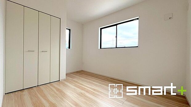 ~2面採光の明るいお部屋~ ・洋室は2面採光とする事で穏やかな陽の入る明るい空間となっております。 ・くつろぎのプライベート時間を明るい空間で穏やかにお過ごしいただけます。