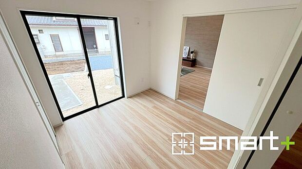 ~リビング横の洋室~ ・お子様のプレイルームやお昼寝、趣味のお部屋など、用途様々な1階洋室。 ・寝室はもちろん、玄関からも直接出入り可能なのでゲストルームにも利用できますね。