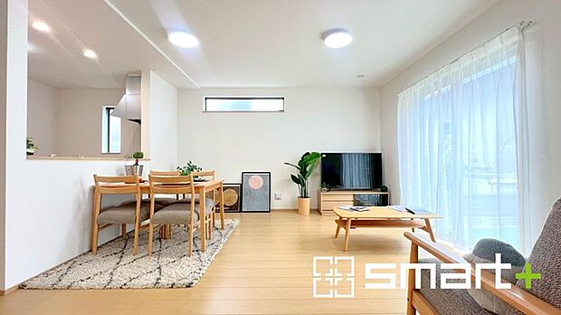 ~窓からはたっぷりの陽光~ ・穏やかな陽だまりに包まれる居心地の良いLDKは、ご家族が自然と集まる憩いのスペースに。 ・家事をしながらご家族との会話が楽しめる人気のカウンターキッチンも魅力。