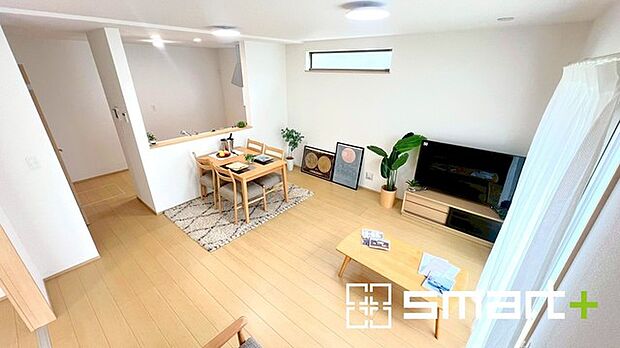 ~日当り良好のLDK~ ・窓からたっぷりの陽光が差し込む明るいリビングで寛ぎのひと時を。 ・柔らかみのあるナチュラルカラーで、家具やカーテンの色も選びやすいですね。