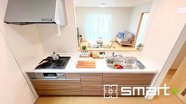 ~人気のカウンターキッチン~ ・キッチンは人気のカウンタータイプを採用。「ご家族の顔が見える」造りです。 ・蛇口に浄水器が内蔵されているなど機能面でも優れた仕様です。