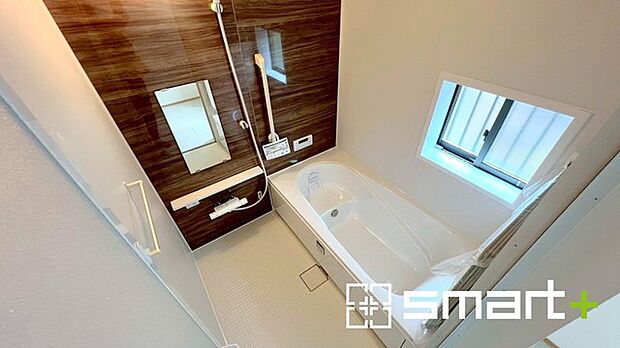 ~浴室乾燥機付きの浴室~ ・浴室には乾燥機が付いているので雨の日でも洗濯物を干すことが可能です。 ・水はけの良い床材など機能面も充実。マイクロバルなどオプションもご相談くださいませ。