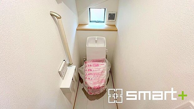 ~小窓付きの明るいトイレ~ ・使用後や掃除の際には新鮮な空気を取り込み換気ができます。 ・背面のスペースにちょっとした棚を設置すれば、トイレットペーパーのストックなども置けますね。