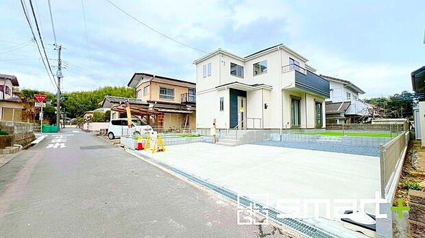 ~閑静な住宅街の立地~ ・周辺は閑静な住宅街となっておりますので、静かな暮らしをご実現いただけます。 ・前面道路の交通量も多くないので、小さなお子様がいるご家庭でもご安心ですね。