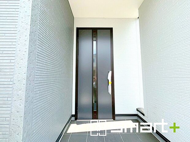～お住まいの顔「玄関」～ ・玄関ドアの上にはもちろん軒がございますので、雨の日でも濡れずに鍵の開閉が可能です。 ・鍵は防犯性に優れたディンプルキーを採用。 