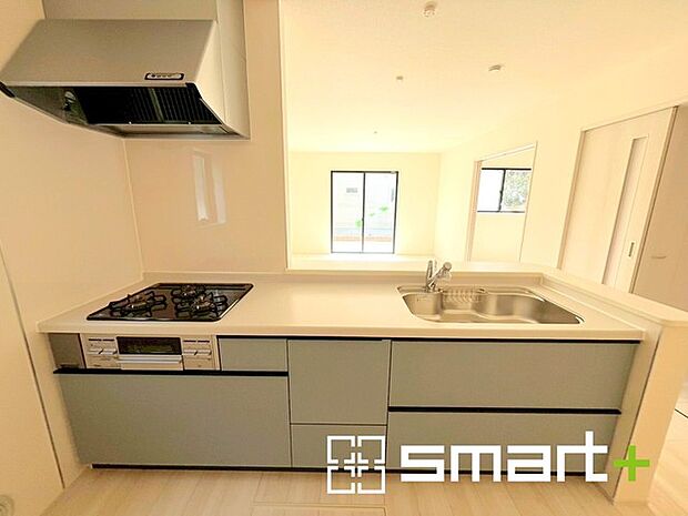 ～人気のカウンターキッチン～ ・キッチンには余計な柱が無いので、リビングが見渡せ開放感のある造りとなっております。 ・蛇口には浄水器が内蔵されるなど機能面でも優れたキッチンです。 